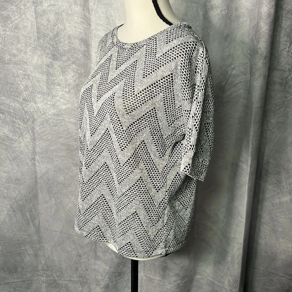 Chico’s Grey & Black Zig Zag Patterned Short Sleeve Sweater - size 0/S/4 - Picture 4 of 14